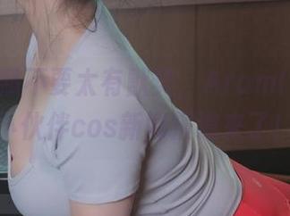 双人合照不要太有默契，Aram(아람)与小伙伴cos新闻报道来了！