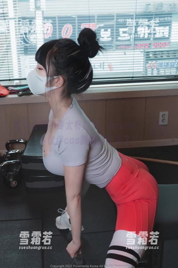 双人合照不要太有默契，Aram(아람)与小伙伴cos新闻报道来了！