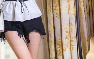 TouTiao头条女神 – 李由美的教室作品：坐在这里，连功课都不想做了！