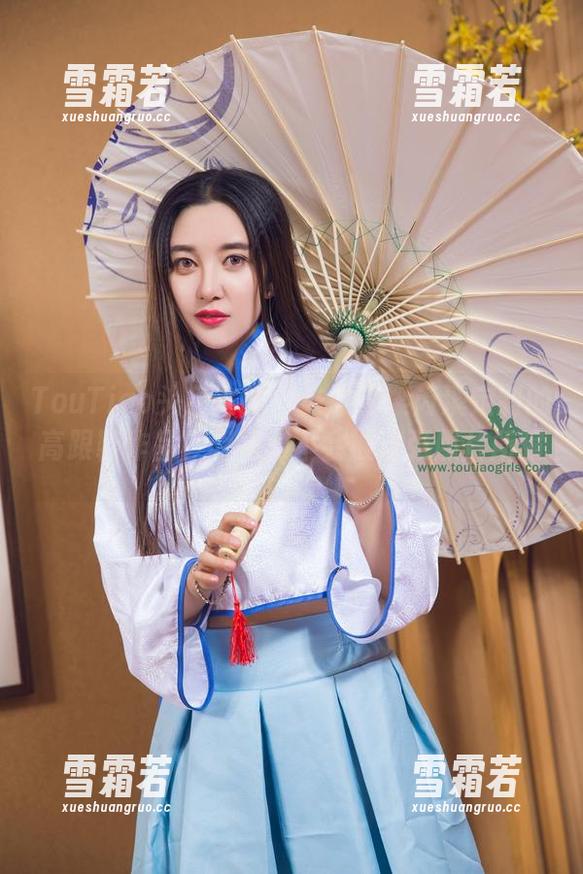TouTiao头条女神 - 谁敢穿梁芮溪定制的高跟鞋作品？我绝对不会被这张照片所骗。
