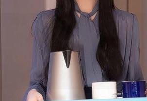 Xiuren秀人网 – 分享小Kiki的礼服写真，我的天，她这是要去拥抱红地毯还是黑暗料理啊？