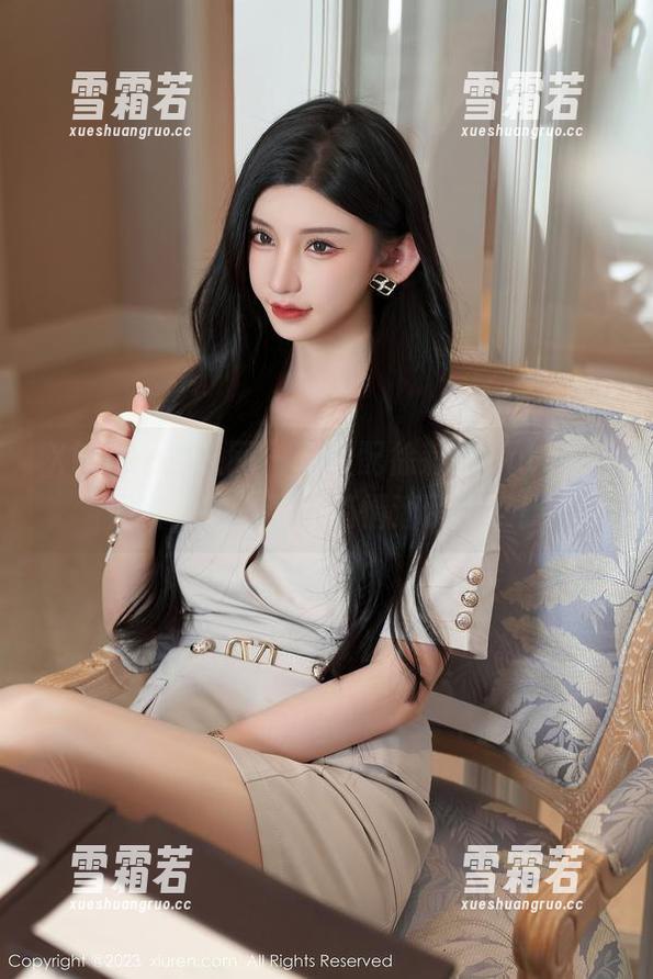 Xiuren秀人网 - 灰丝配徐莉芝Botty，照片里的小调皮悄悄溜了出来！