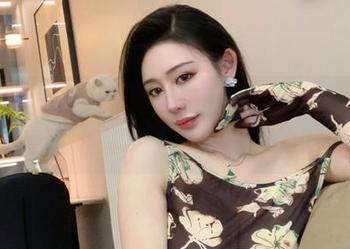 微密圈 – 当秘书遇上美丽，不爱笑的赛琳的写真就像壁纸上不断翻转的剧情！