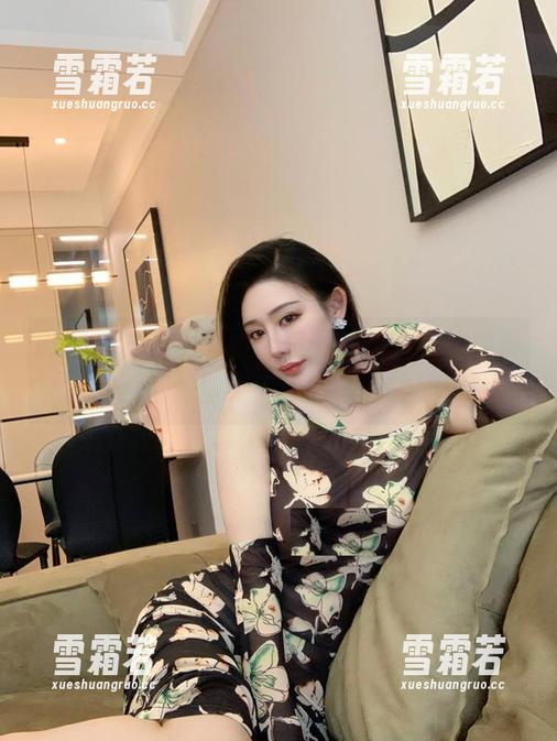 微密圈 - 当秘书遇上美丽，不爱笑的赛琳的写真就像壁纸上不断翻转的剧情！