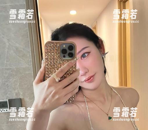 微密圈 - 更新来了，不爱笑的赛琳的渔网时刻，不看会后悔的哦！