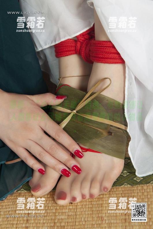 丽柜 - “心心的无助”精选：有些表情让人想靠过去问她有没有需要救助的小物品。