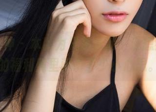 克拉女神 – 本以为只是泳池，没想到妮子的福利照里藏了不少小心思。
