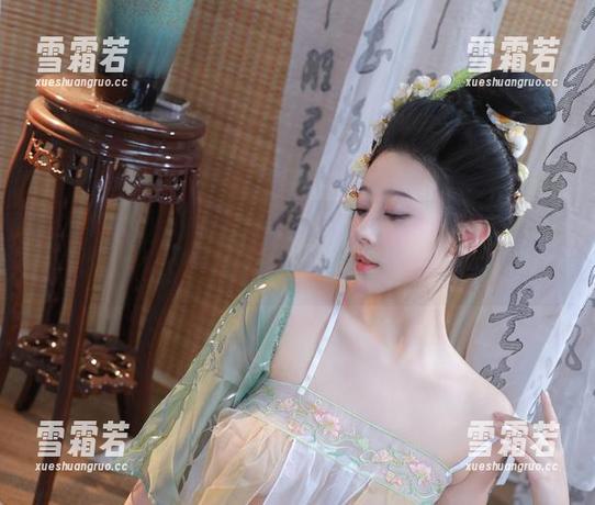 奈汐酱Nice的短裙，看高清原图，果然有种微妙的吸引力，让我心甘情愿沉浸。