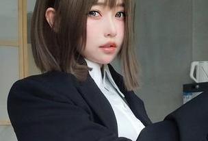 女主K的瑜伽服作品，目光一扫而过，顿时就像一阵清风，轻柔又迅速。