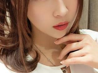 小女巫露娜黑白写真，照片中流露出的细腻情感如同一场无声的舞蹈