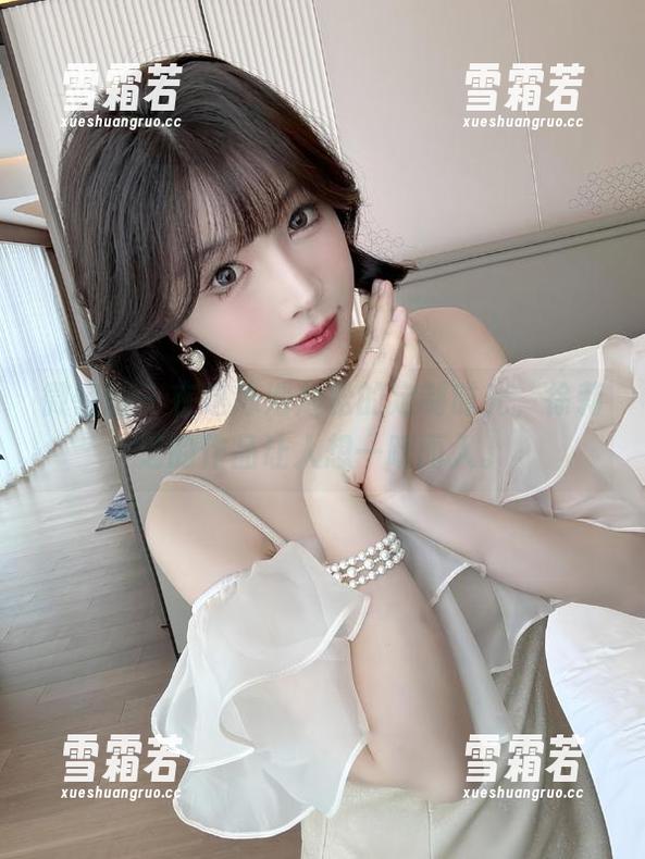 微密圈 - 在这泳池放松的定制时光，徐莉芝的作品让人想一跃而入。