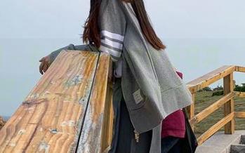 微密圈 – 有你喵带来的女友写真，下载的时候小心别被她的眼神勾走了哦～