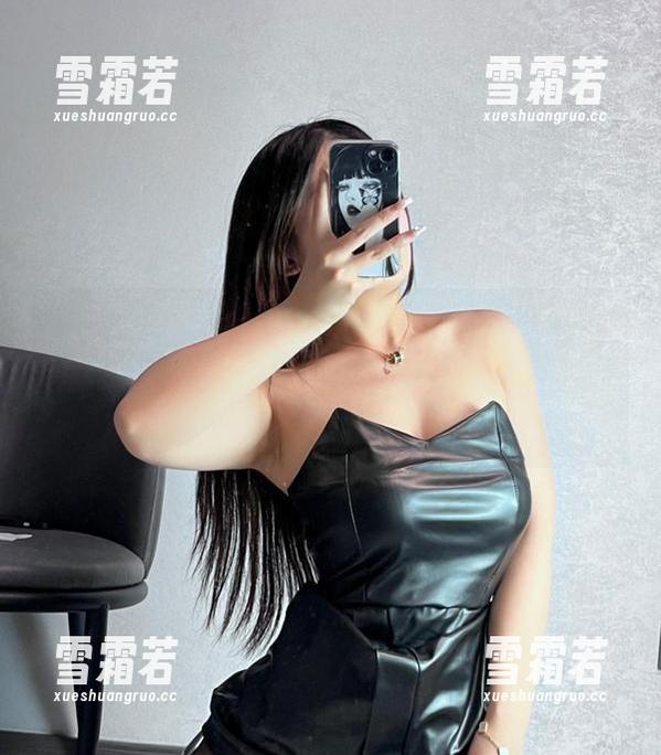 微密圈 - 这组泳池写真，桃沢樱呀果然不愧是定制达人…水面反射的样子，真是眼前一亮呢。