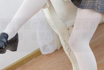 森萝财团 – 图片里小梓的职业装有股淡淡的干练气息，资源找得太好，真让人羡慕。