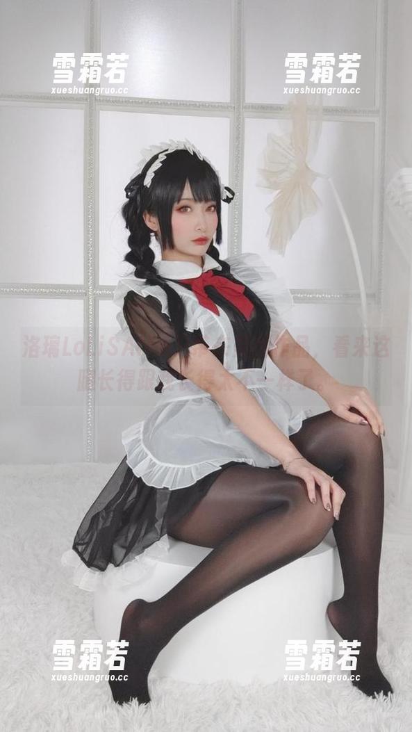 洛璃LoLiSAMA又带来美腿作品，看来这腿长得跟我长得太不一样了。