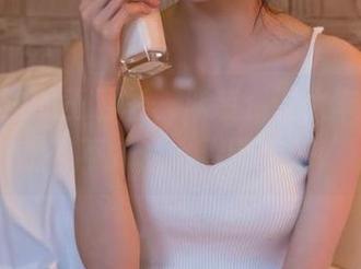 游泳池边的王羽杉，泳装资源太丰富了，我都不知道该看哪个好。