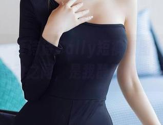 秀人网 – 夏诗诗Sally短裤原图，形状边缘微微晃动之间，是我静静的春意萦绕。