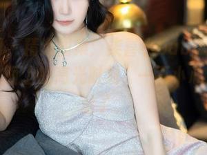 秀人网 – 精选图集：柒喜小baby求生泳池，水面上的高光时刻，一不小心又被淋湿了。