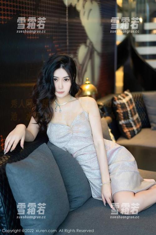 秀人网 - 精选图集：柒喜小baby求生泳池，水面上的高光时刻，一不小心又被淋湿了。