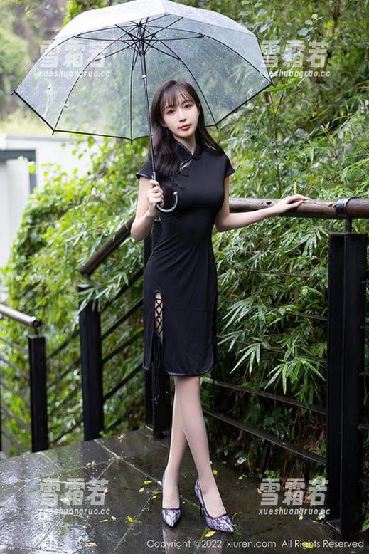 秀人网 - 当白甜遇上制服：美图合集里的清新与俏皮