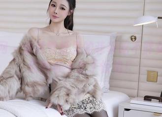 秀人网 – 傲娇壁纸里的菲菲吃不胖女王：原图可不止于惊艳！