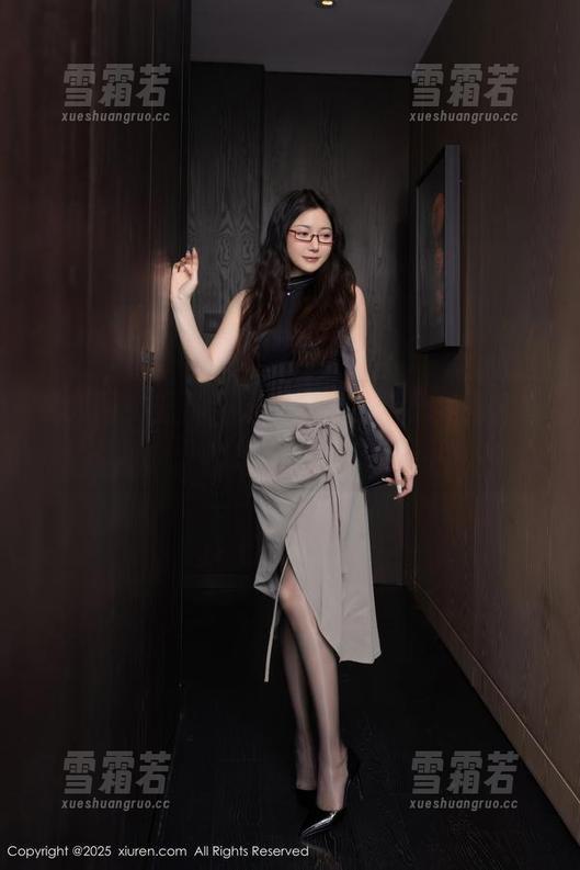 秀人网 - 蓝夏：泳池里的日常，美图分享让人心痒痒