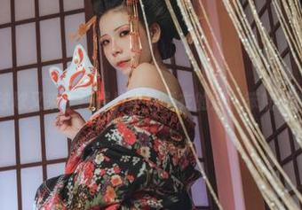 自闭颜球球又来了：照片中穿睡衣的她，笨拙又恰到好处