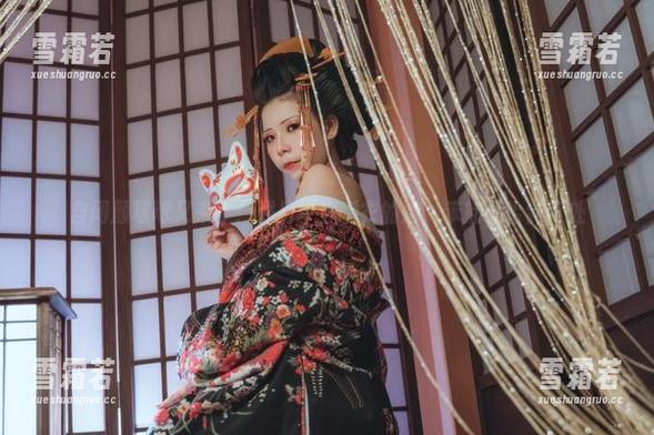 自闭颜球球又来了：照片中穿睡衣的她，笨拙又恰到好处