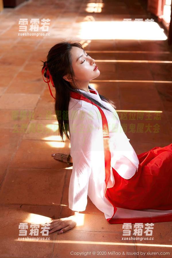 蜜桃社 - 许思铭黑色合集：看这位博主怎么把黑色穿得像在主办一场时尚鬼屋大会！