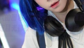 贰加六的图包与网袜完美结合，谁能想到连目光都被勾住了，一言难尽。