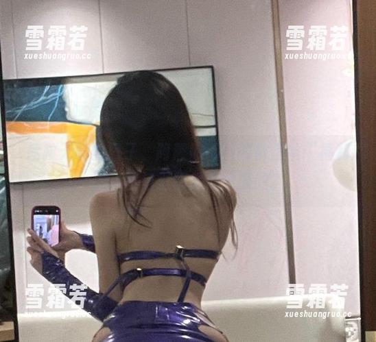 拯救无聊的日子，阿薰kaOri的裤里丝“福利”，图包里都是你想要的？