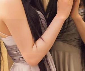青豆客 – 游泳池边上的娜依灵儿，泳装原图宛如一场大胆的反潮流，谁能忽视？