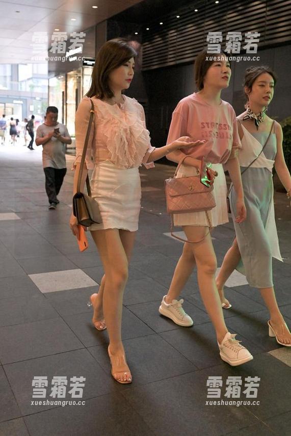 魔镜街拍 - 艾小青的旗袍街拍：写真不过是个借口，图片背后的小心思才值得慢慢品味。